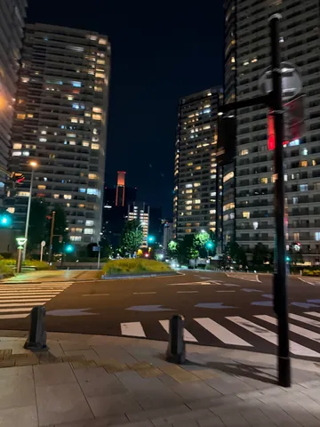 夜の都会、灯りと影の交差点