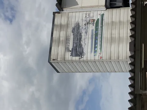 駅で見つけた機関車の壁画