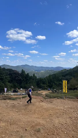 青空と山間の道を行く