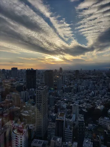 雲が織りなす大都会の夕暮れ