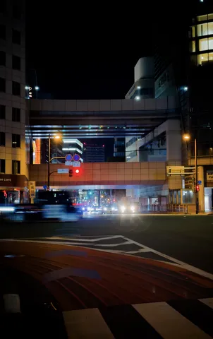 夜の交差点、光の軌跡