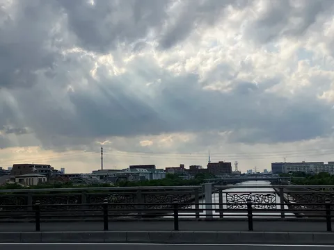 橋から望む雲と光の街