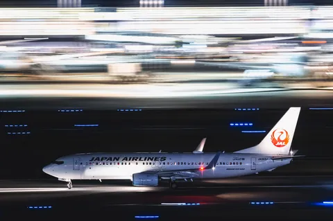 夜の滑走路を疾走するJAL機