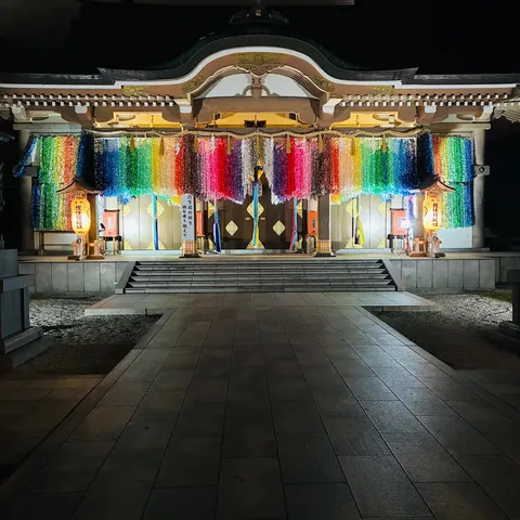 虹色の灯が境内を染める