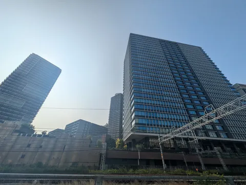 陽射しと高層の静寂