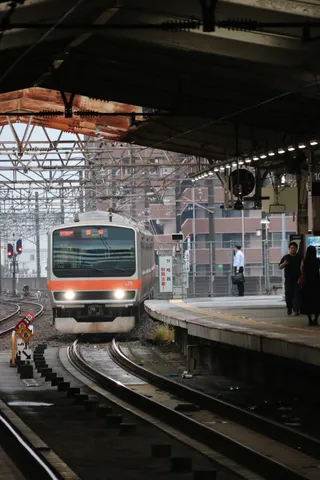 線路に湧く朝の予感