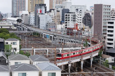 高架を走る赤い列車