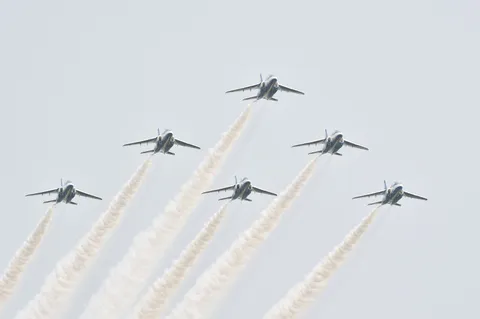 空へ広がる六重の白煙