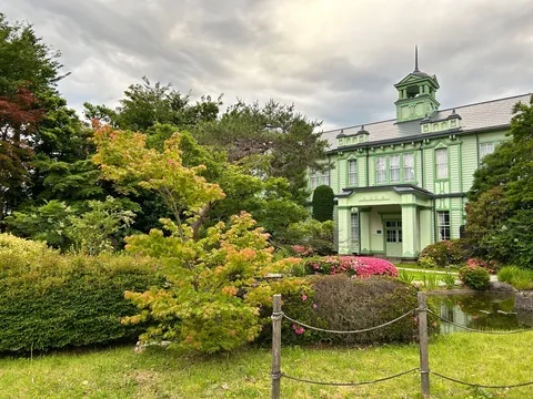 緑の洋館と新緑のコントラスト