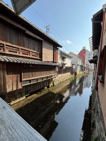 古都の風情、水辺の小路