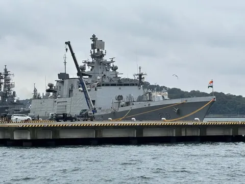 海上自衛隊？これはインド海軍の船か？