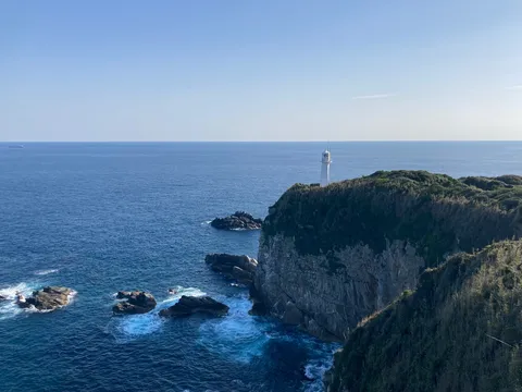 灯台と荒波のコントラスト