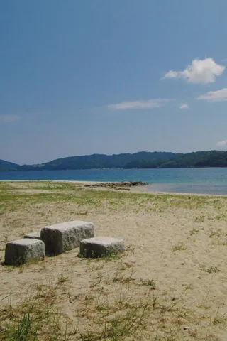 静寂のビーチ、風と波の音