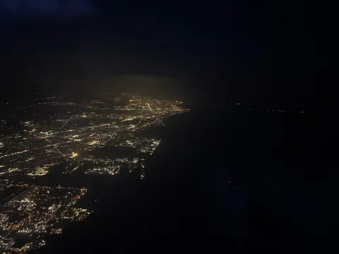 夜景と海、光のコントラスト