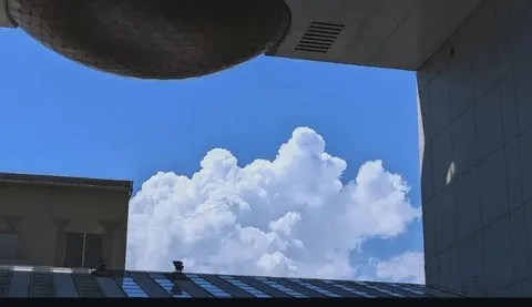 空と建物のダイナミックな構図