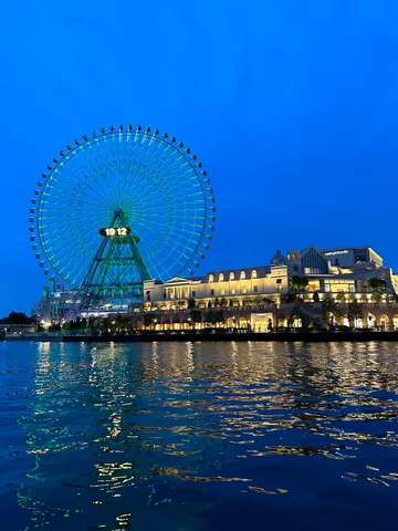 水面に映る光のファンタジー