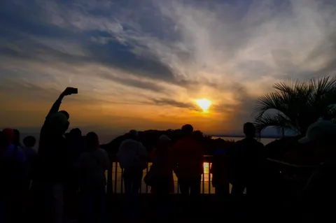 夕焼け空に浮かぶシルエット