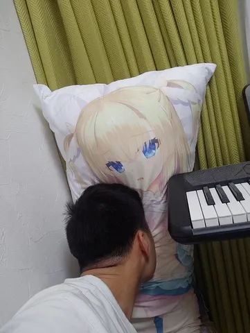 枕に顔をうずめる人