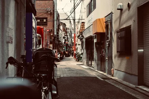 路地に漂う夕の気配