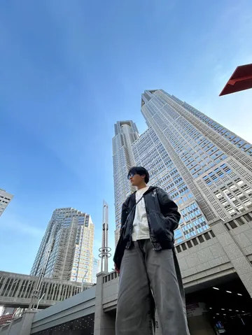 都会の空へ伸びる視線