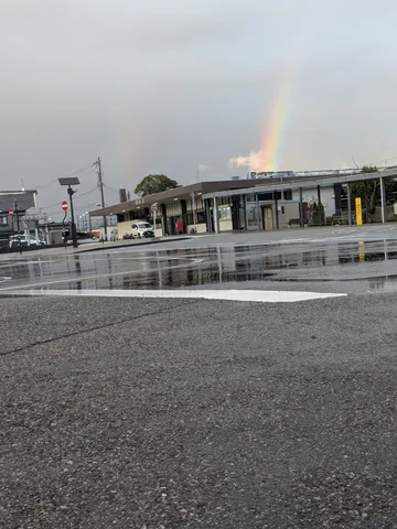 雨上がりの駅前、虹出現！