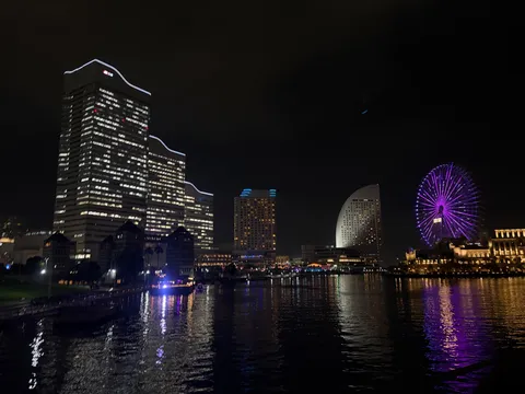 港町の夜景に灯る光の円舞曲