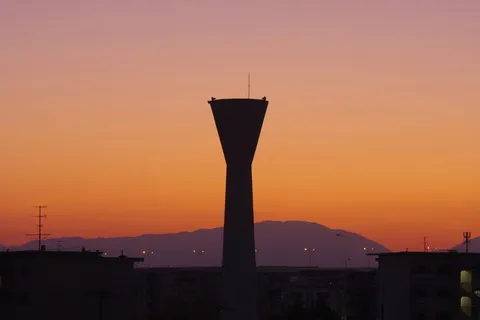夕焼け空に佇む水塔