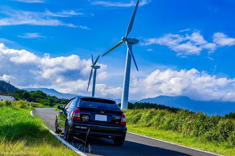 青空と風車、愛車の道