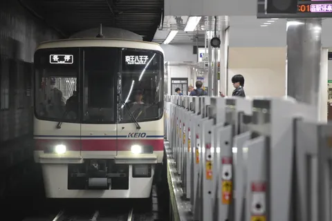 ヘッドライトと改札の群れ