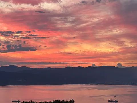夕焼け空の残業船
