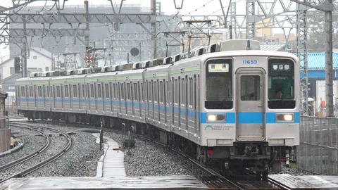 雨音と線路、都市を走る日常