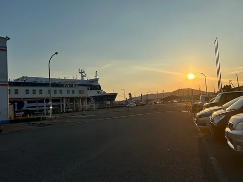 夕陽とフェリー、港の風景