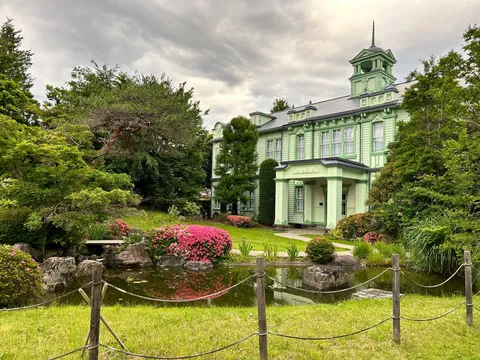 庭園に佇む翠の洋館