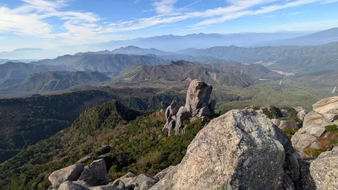 光と岩の静かな峰景