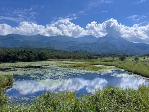 静寂の湖面に映る空