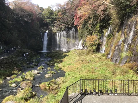 秋彩る渓谷の滝群