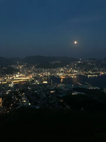 煌めく夜景とまんまるお月様
