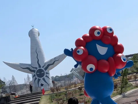 太陽の塔と青い仲間