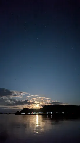 月明かりと星空のコントラスト