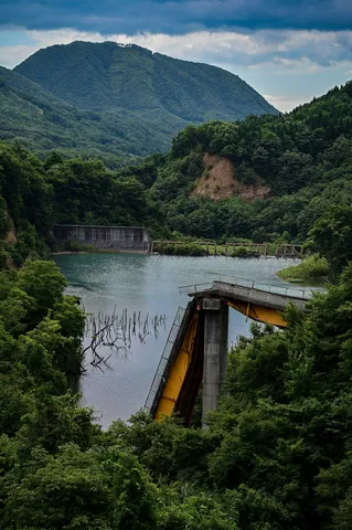 時が止まったダムと橋