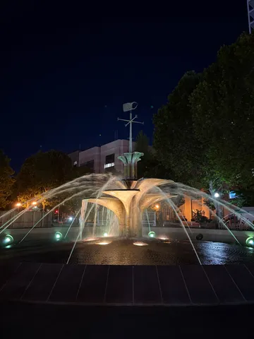 夜空に輝く、水のカーテン