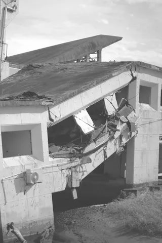 崩壊した建物の姿