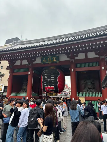 雷門の賑わい、空と人の交差点