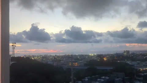夜明け前の街と空のコントラスト