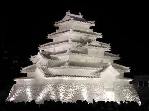 白銀の城、夜に浮かぶ