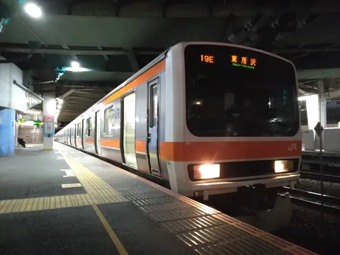 夜の駅、旅立ちの気配