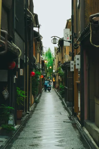 雨上がりの路地裏、風情ある風景