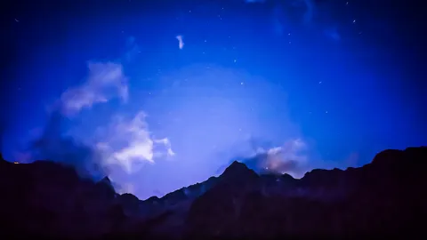 星降る夜の山並み
