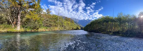 秋色に染まる渓流と山々
