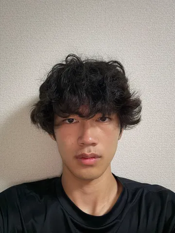 風のように揺れる髪の印象